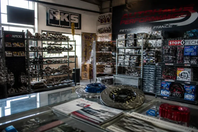 Intérieur d'un magasin de pièces détachées Autohaus Performance avec rayons et disques de frein