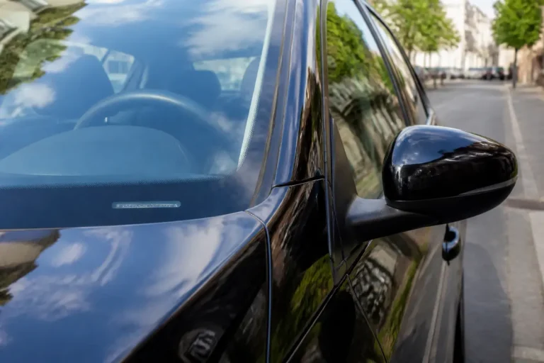 Voiture noire brillante sur rue, pour connaître la finition avec vin numéro visible