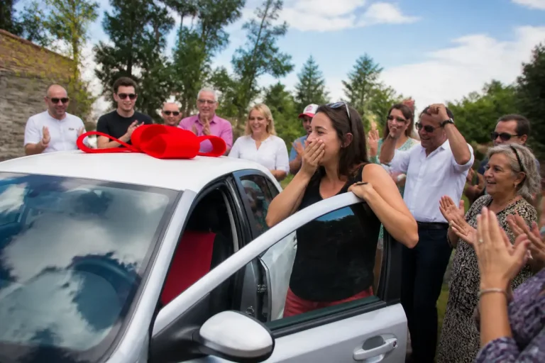 Femme émotive entourée de personnes célébrant son prix : gagner une voiture immédiatement