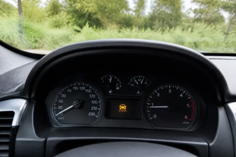Tableau de bord de voiture indiquant le niveau de liquide urée voiture et autres jauges