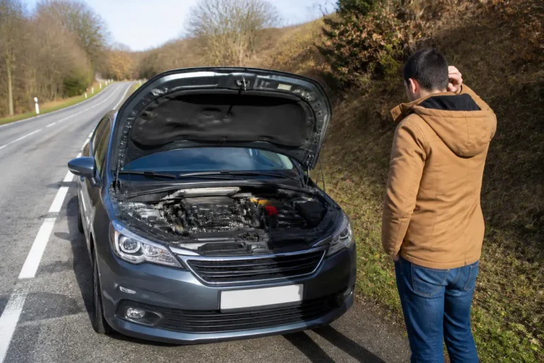 Personne préoccupée par une voiture diesel dont le moteur s'éteint en roulant sur route