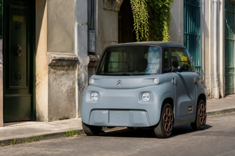 Citroën Ami stationnée en ville, exemple de voiture sans permis et prix abordable