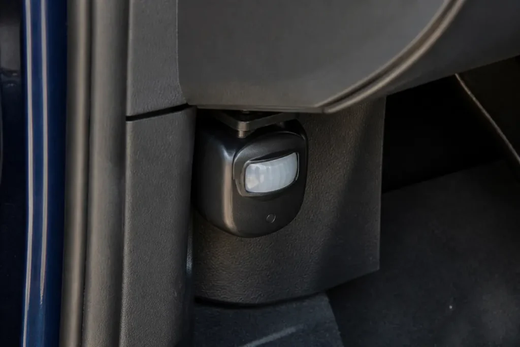 Capteur pour alarme volumétrique voiture installé près de la porte intérieure du véhicule