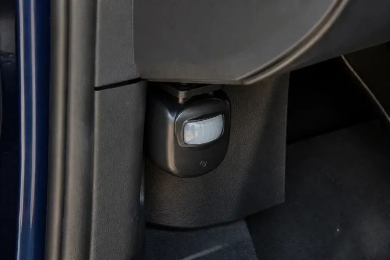 Capteur pour alarme volumétrique voiture installé près de la porte intérieure du véhicule