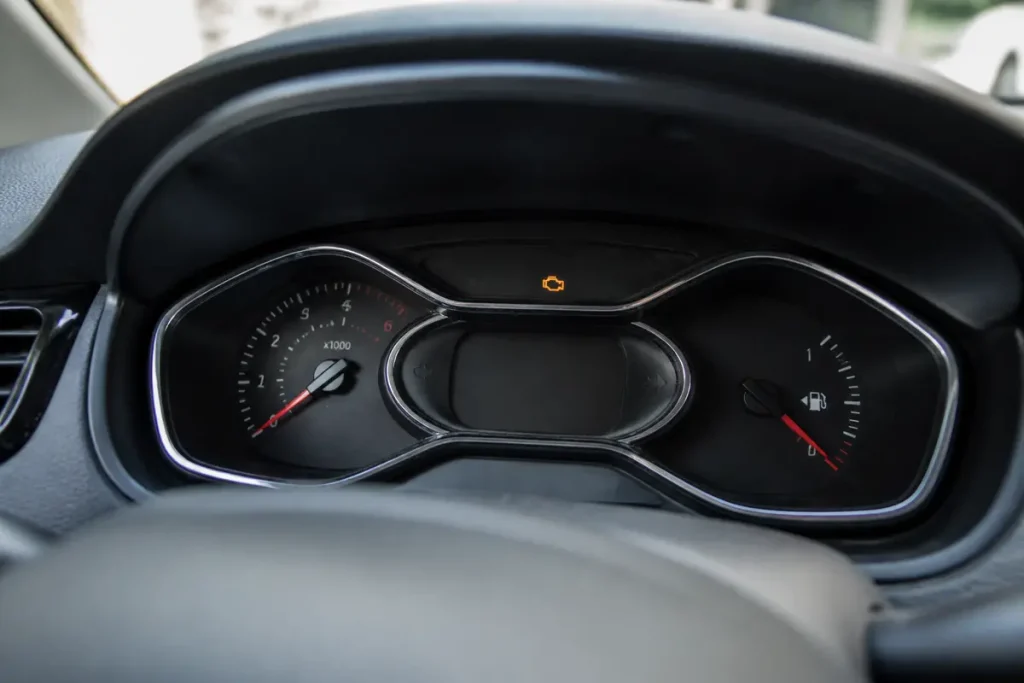 Voyant moteur allumé sur tableau de bord d'une voiture, système antipollution à contrôler