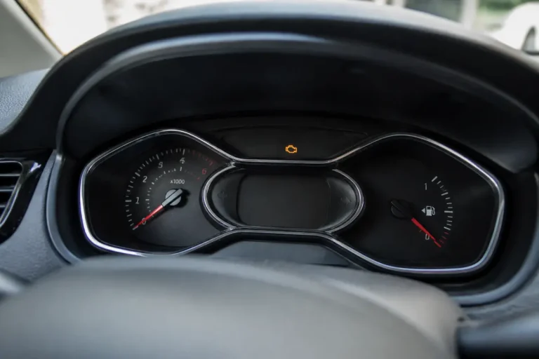 Voyant moteur allumé sur tableau de bord d'une voiture, système antipollution à contrôler