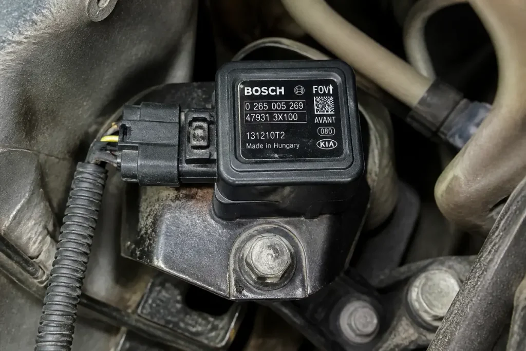 Capteur ESP Bosch fait en Hongrie installé sur une pièce mécanique de voiture Kia