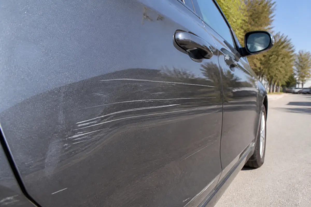 On m’a rayé ma voiture avec une clé : Que faire avec l’Assurance ?