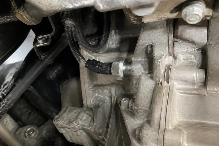 Contacteur de feux de recul fixé sur la boîte de vitesses d'une voiture